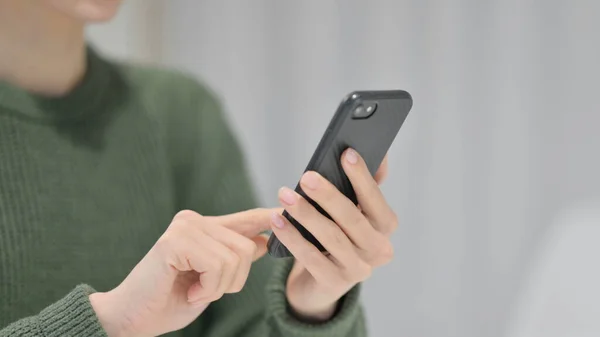 Akıllı telefonu kullanan genç kadın, Yakın plan