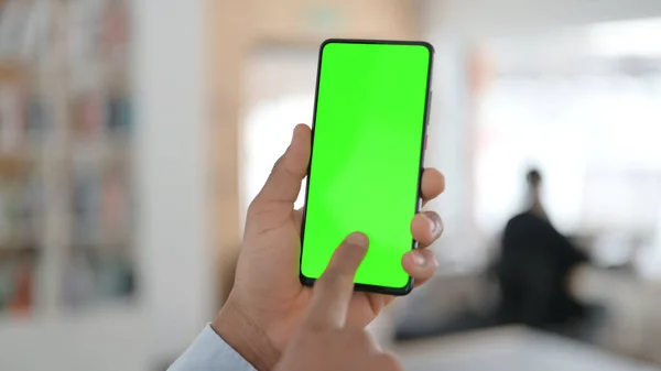 Africký muž pomocí Smartphone se zeleným Chroma Key Screen — Stock fotografie