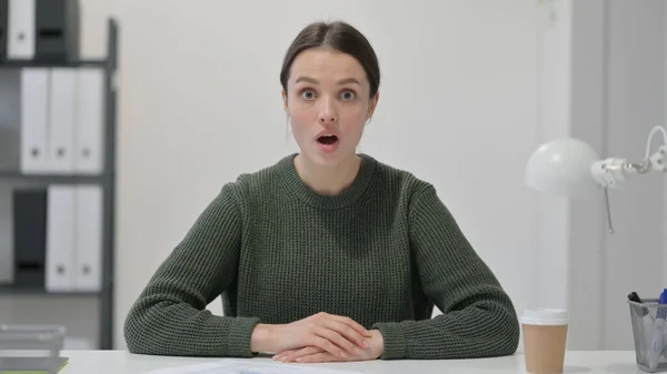 Shocked Young Woman Wondering with Open Mouth — Stock Photo, Image