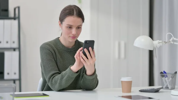 Junge Frau nutzt Smartphone, surft im Internet — Stockfoto