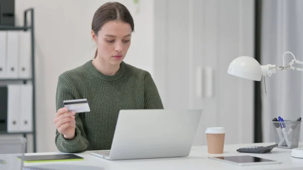 Online Payment on Laptop by Young Woman — Stock Photo, Image