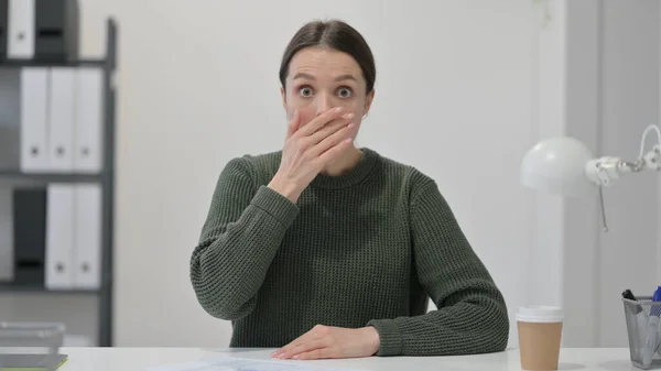 Young Woman Reacting to Loss, Failure — Stock Photo, Image