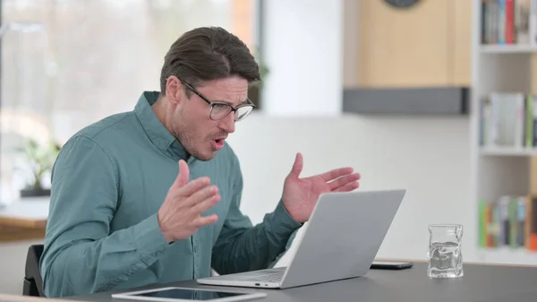 Hombre de mediana edad reaccionando al fracaso mientras usa el ordenador portátil — Foto de Stock