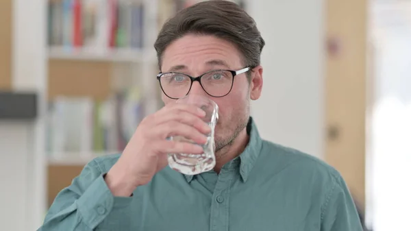 Mann mittleren Alters trinkt Wasser — Stockfoto