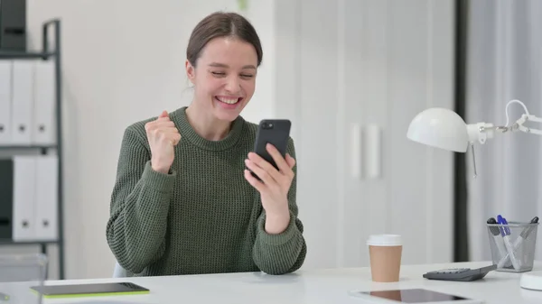 Mujer joven con Smartphone Celebrando el éxito —  Fotos de Stock