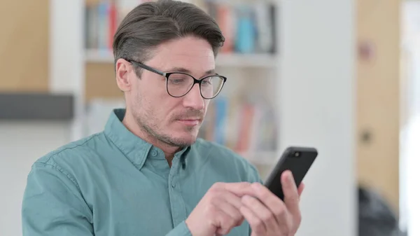 Middle Aged Man bruker Smartphone, Browsing Internet – stockfoto
