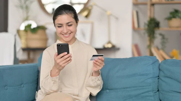 Succès des achats en ligne sur Smartphone par Indian Woman sur Sofa — Photo