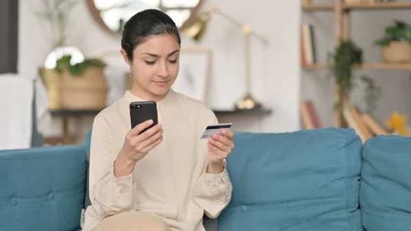 Inderin kauft online per Smartphone ein — Stockfoto