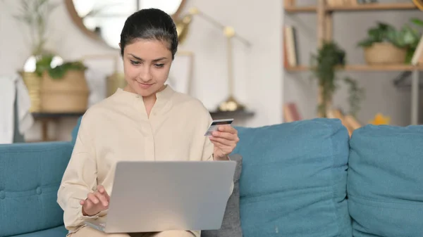 Zakupy online Sukces na laptopie przez Indian Woman on Sofa — Zdjęcie stockowe