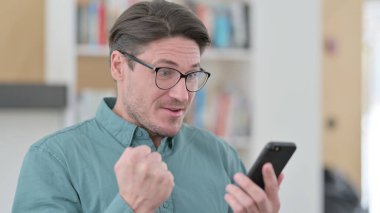 Smartphone 'da Başarı Orta Çağ Erkeğini Heyecanlandırdı 