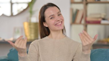 Genç Kadın Portresi Gösterme ve Davet Etme 