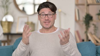 Video Sohbeti sırasında Orta Yaşlı Adam Konuşuyor