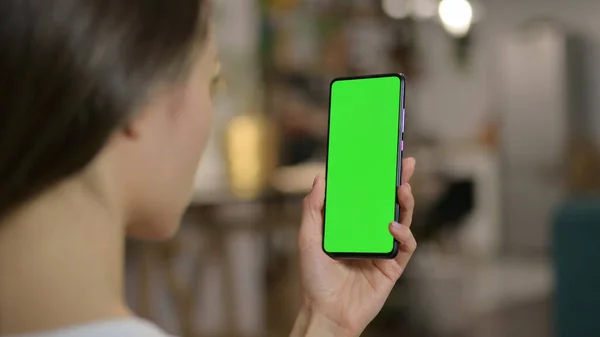Žena drží Smartphone se zelenou Chroma Key Screen — Stock fotografie