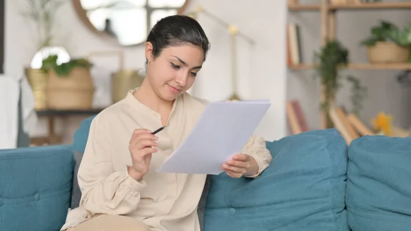 Genç Hintli Kadın Kanepede Belgeler Okuyor