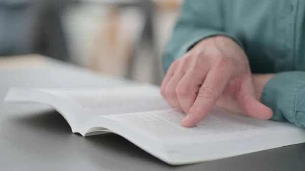 Close up das Mãos do Homem Lendo um Livro — Fotografia de Stock