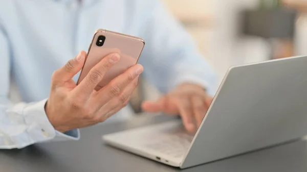 African Man with Laptop using Smartphone, Close up — Stock fotografie