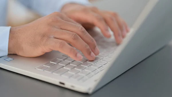 African Man Typing στο Laptop, Κοντινό πλάνο — Φωτογραφία Αρχείου