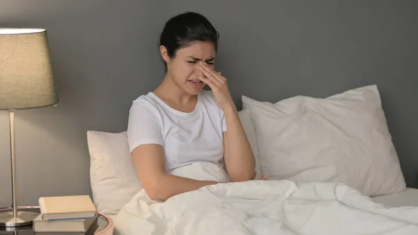 Молода індійська жінка плаче в ліжку — стокове фото