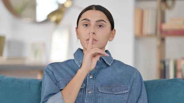 Retrato da mulher latina Dedo nos lábios em casa, Sinal silencioso — Fotografia de Stock