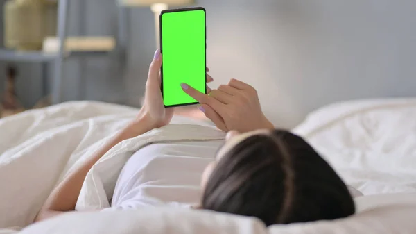 Latin Woman in Bed Using Smartphone with Green Screen, Chroma Screen — Stock fotografie