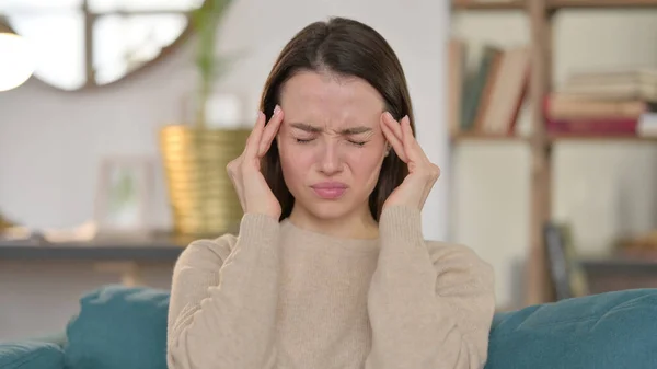 Retrato de una mujer joven con dolor de cabeza en casa — Foto de Stock
