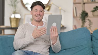 Evde Genç Erkek Tasarımcı tarafından Tablet 'te Video Çağrısı