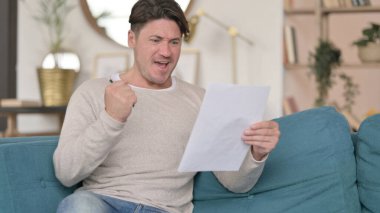 Evdeki Genç Orta Çağ Adamı için Belgeler Başarı