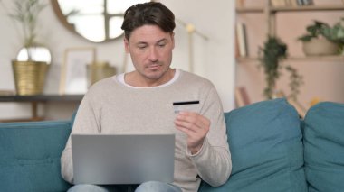 Orta Yaşlı Adam İnternet 'te Ev Bilgisayarında Alışveriş Yapıyor