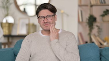 Ev Dişi Ağrısı Olan Orta Çağ Adamı Portresi