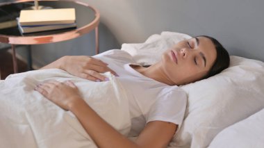 Huzurlu Genç Latin Kadın Yatakta Uyuyor 