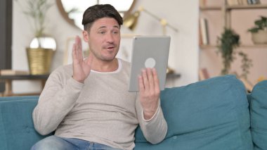 Evde Tablet ile Orta Yaşlı Adam 'ın Çevrimiçi Video Sohbeti