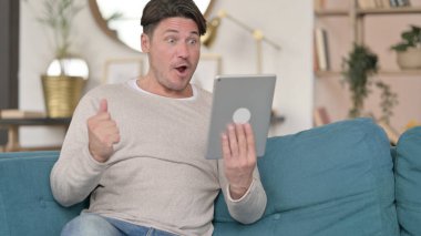 Orta Yaşlı Adam Tablette, Evde Kutlama Yapıyor