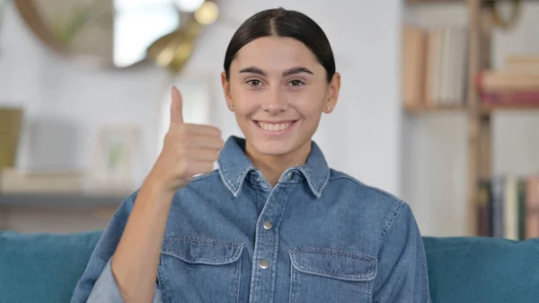 Portret van Latijnse vrouw met duimen omhoog — Stockfoto