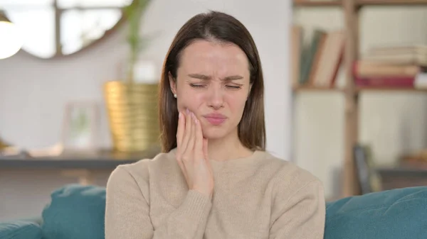Porträt einer kranken jungen Frau mit Zahnschmerzen zu Hause — Stockfoto