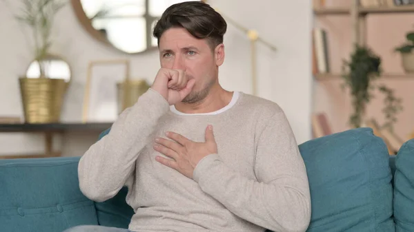 Hasta Orta yaşlı adam öksürüyor, evde.