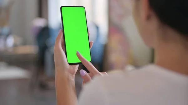 Latin Woman Using Smartphone with Green Chroma Screen — Stock fotografie
