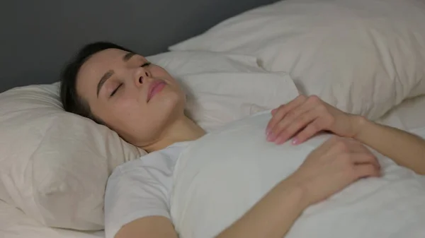 Huzurlu Genç Kadın Yatakta Uyuyor 