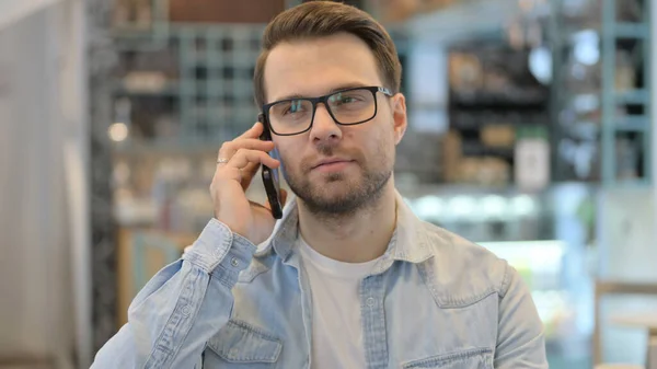 Portrait de jeune homme parlant au téléphone — Photo