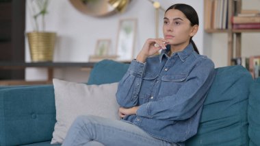 Latin Kadın Koltukta Oturuyor ve Düşünüyor 