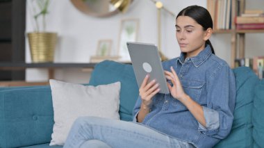 Kanepede Tablet kullanan Latin Kadın 