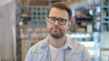 Kafede Üzgün Genç Adam 'ın Portresi