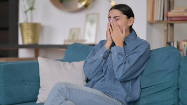 Üzgün Latin Kadın Evde Ağlıyor
