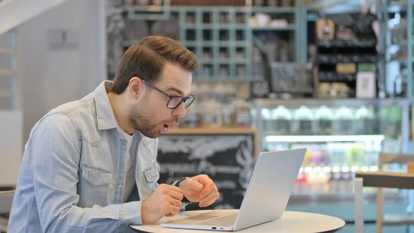 Homme créatif excité par les résultats sur ordinateur portable dans Cafe — Photo