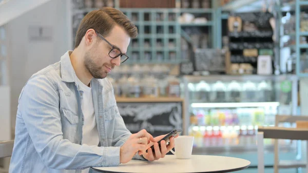 Homme créatif utilisant Smartphone dans Cafe — Photo