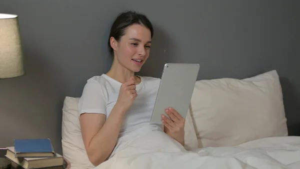 Відео чат на планшеті молодої жінки в ліжку — стокове фото