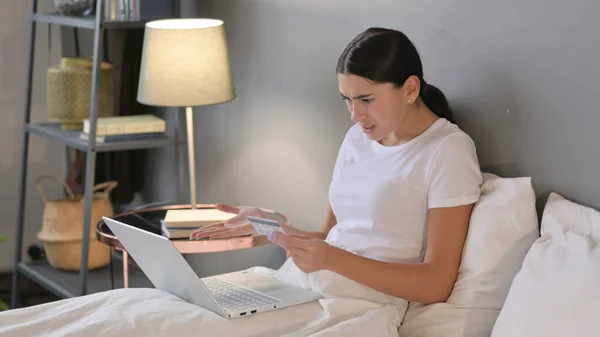 Латинська жінка Інтернет покупки провал на ноутбуці в ліжку — стокове фото
