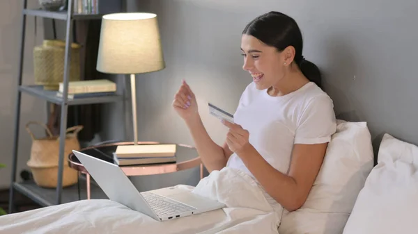 Łacińska kobieta Zakupy online Sukces na laptopie w łóżku — Zdjęcie stockowe