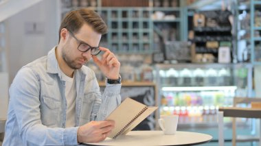 Cafe 'de Yaratıcı Adam Okuma Kitabı 