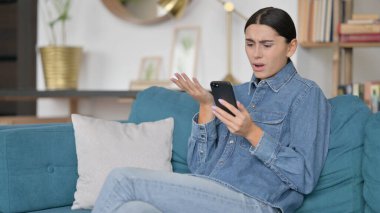 İş yerinde Smartphone 'da Kaybolan Mutsuz Latin Kadın 