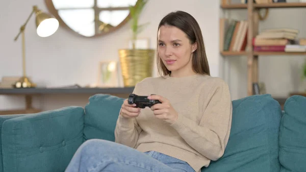 소파 에서 비디오 게임 을 하는 매혹적 인 젊은 여인 — 스톡 사진